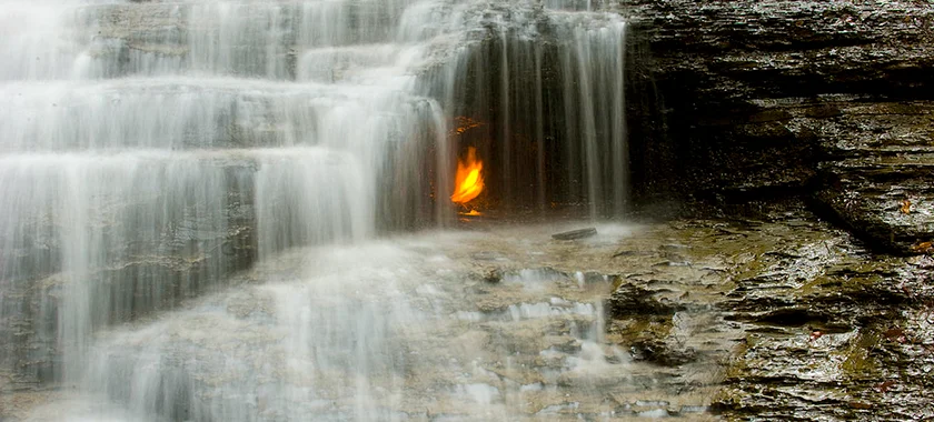 image-27 Cachoeira da Chama Eterna: O Fogo Que Nunca se Apaga em Meio à Água